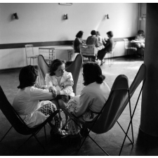 Lycée de Saint-Lô, le foyer des internes : des élèves dans des fauteuils.