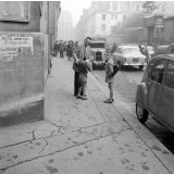 Rentrée scolaire, 1956 : enfants et parents dans la rue, se rendant à l'école