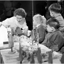 Ecole maternelle de Meudon : les élèves jouent avec une ferme miniature.