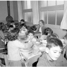 Ecole primaire de Labruguière : le service de restauration. Les élèves les plus jeunes sont à table sous la surveillance des plus âgés.