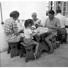 Ligue française de l'Enseignement : camp familial de vacances, le repas