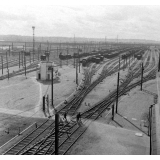 Gare de triage. Les aiguillages, les alignements de wagons.