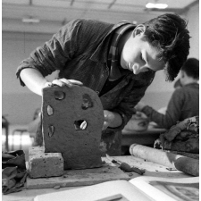 Lycée-pilote mixte de Montgeron. L'apprentissage de la poterie.