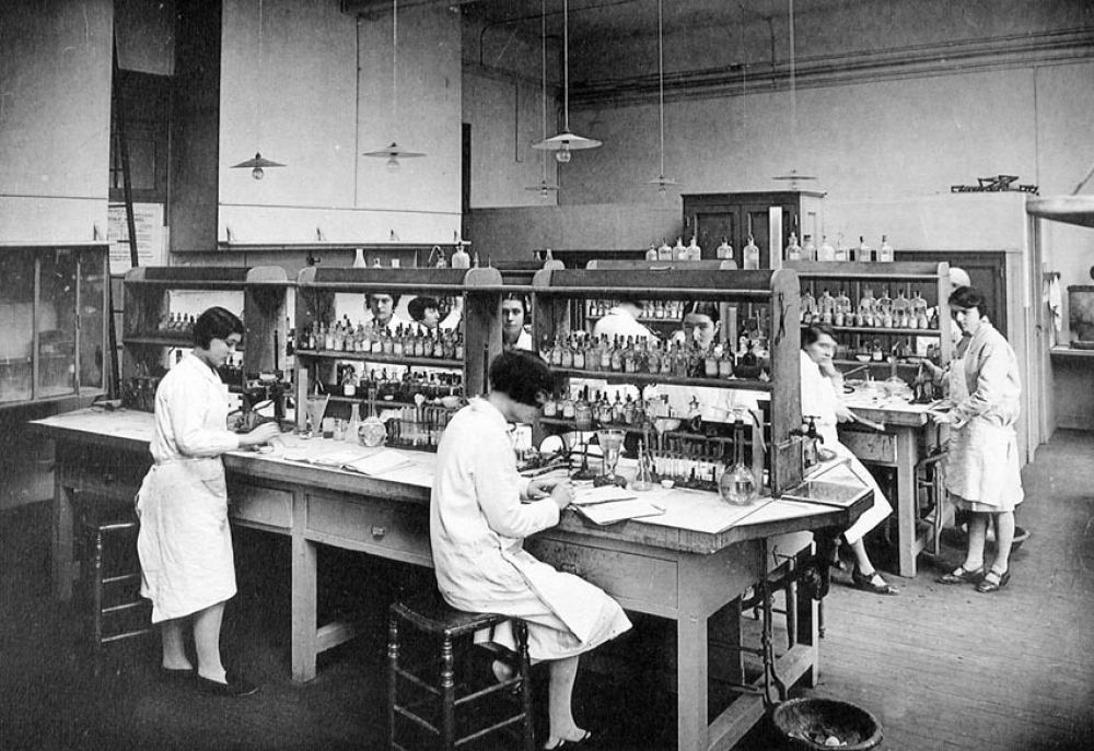 École Rachel - Fondation Léonard Rosenthal. Écoles d'Enseignement Technique gratuites - Section Féminine, 8 Rue Quinault - Paris.