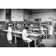 École Rachel - Fondation Léonard Rosenthal. Écoles d'Enseignement Technique gratuites - Section Féminine, 8 Rue Quinault - Paris.