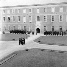 Prytanée de La Flèche : le défilé en armes dans la cour d'honneur