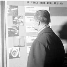 Enseignement audio-visuel. Panneau d'affichage des compétences du service audio-visuel.