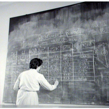Lycée technique Jacquard : relevé des valeurs des grandeurs électriques dans un tableau afin de vérifier les données théoriques.