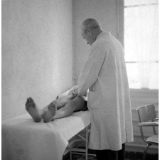 Centre d'éducation surveillée : la visite médicale.