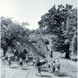 Colonie de vacances. Une classe sur un chemin, près d'une maison en ruines.
