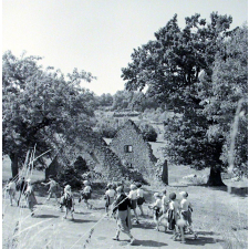 Colonie de vacances. Une classe sur un chemin, près d'une maison en ruines.