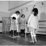 Centre de réadaptation fonctionnelle : la rééducation neuro-motrice. Des jeunes filles pratiquent l'apprentissage de la marche.
