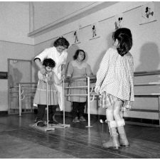 Centre de réadaptation fonctionnelle : la rééducation neuro-motrice. Des jeunes filles pratiquent l'apprentissage de la marche.