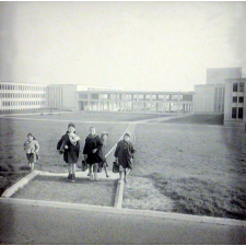 Université de Caen : Un groupe d'écoliers devant les bâtiments universitaires