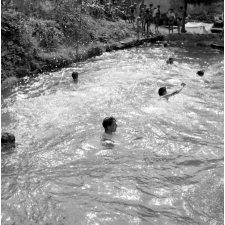 Jeunesse au plein air : colonie de Saumanes, le bain