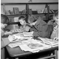 Bibliothèque des enfants à Paris : lecture de bandes dessinées
