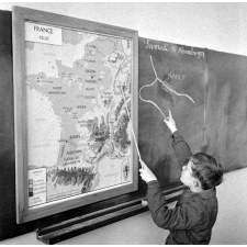 Ecole primaire Clemenceau-Oudinot : la leçon de géographie régionale dans la classe de garçons.