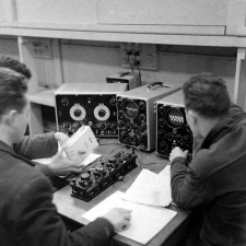Ecole nationale de radiotechnique et d'électricité appliquée : le laboratoire d'électronique.