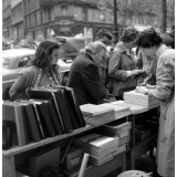 Rentrée scolaire : le boulevard Saint-Michel. La foule devant les étalages des libraires.