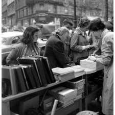 Rentrée scolaire : le boulevard Saint-Michel. La foule devant les étalages des libraires.