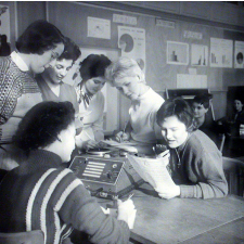 Collège-lycée technique Sophie Germain : l'enseignement commercial et le secrétariat.