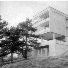 Ecole de plein air : un bâtiment du Centre de formation des professeurs des écoles :  vue sur le côté
