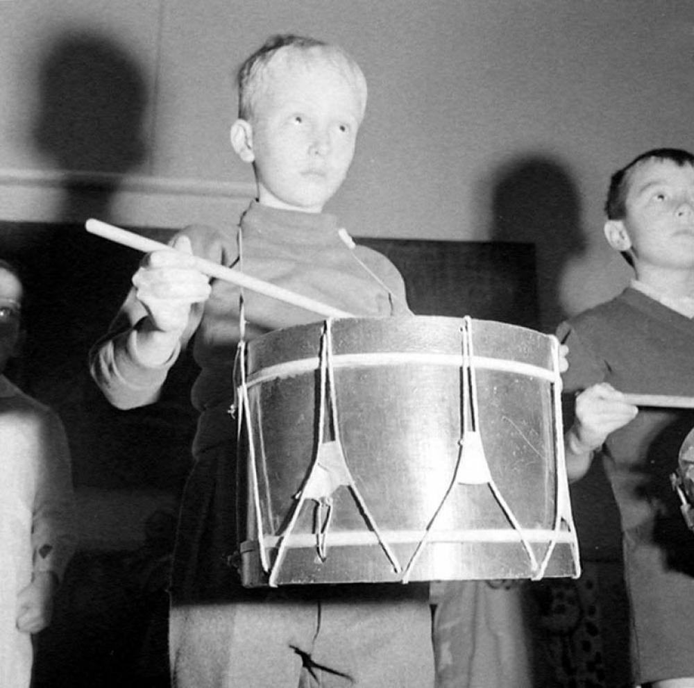 Enseignement musical : un élève de maternelle joue du tambour.