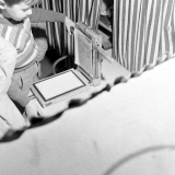 Méthode Freinet : l'apprentissage de l'imprimerie et la réalisation d'un journal scolaire. L'impression d'un dessin (une vache) pour illustrer un texte.