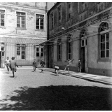 Lycée de Coutances : l'heure de la récréation. Les garçons jouent au ballon dans la cour.