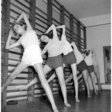 Service de la jeunesse et des sports : l'assouplissement latéral de la colonne dorsale.