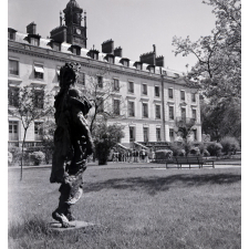 Lycée Victor Duruy : vue générale sur le parc et le bâtiment principal.