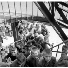 Méthode Freinet, école primaire de la Seine, classe promenade : l'ascension de la Tour Eiffel par les escaliers...