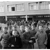 Groupe scolaire intercommunal, Nancy : la cour des garçons à l'heure de la récréation. 