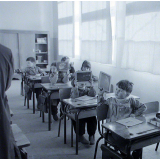 Ecole primaire. Les élèves montrent leur ardoise.