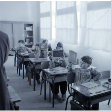 Ecole primaire. Les élèves montrent leur ardoise.