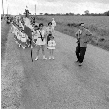Crucey : L'instituteur devant les majorettes