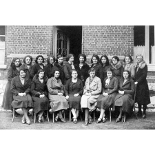 Ecole Primaire Supérieure de Jeunes Filles. Avesnes. 1932-1933.