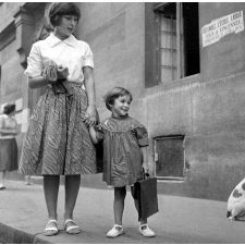 Rentrée scolaire : Mère et petite fille : Devant l'école