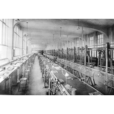 Ecole Nationale de Besançon. (Doubs). (4 sections : Horlogerie - Bijouterie. Mécanique - Electricité).