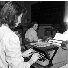 Collège d'enseignement technique pour jeunes filles. Le cours de sténodactylographie, la classe en activité.