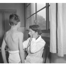 Ecole communale de la Ville de Paris, examen médical : auscultation