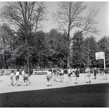 Lycée Victor Duruy : le terrain de sports.