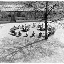 Ecole en plein air : tables et élèves sont disposés en cercle dans la cour