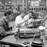 Ecole nationale de radiotechnique et d'électricité appliquée : le laboratoire d'électricité.