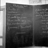 Méthode Freinet : l'apprentissage de l'imprimerie et la réalisation d'un journal scolaire. Des mots écrits au tableau noir.