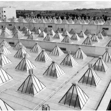 Vue sur les toits de l'Ecole nationale d'enseignement technique. Les lanterneaux.
