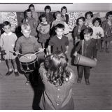 Enseignement musical. La répétition d'un orchestre d'élèves de maternelle.