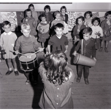 Enseignement musical. La répétition d'un orchestre d'élèves de maternelle.