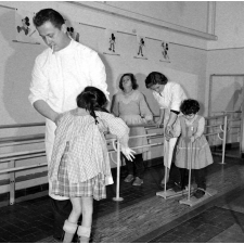 Centre de réadaptation fonctionnelle : la rééducation neuro-motrice. Des jeunes filles pratiquent l'apprentissage de la marche.