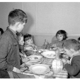 Ecole primaire de Labruguière : le service de restauration. Les élèves les plus jeunes sont à table sous la surveillance des plus âgés.